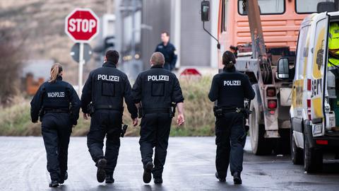 Polizisten auf der Mülldeponie in Flörsheim