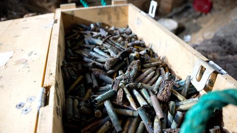 Waffen und Munition, mutmaßlich aus den Weltkriegen, auf einer Baustelle entdeckt.