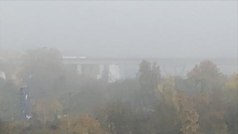 Kein Durchblick bei Nebel an der Brücke