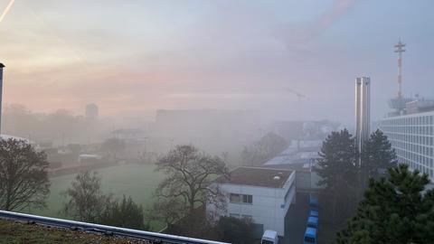 Gebäude des hr im Nebel