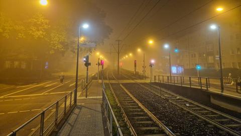 Eine U-Bahn-Haltestelle bei Nacht liegt im Nebel.