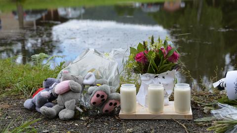 An den Löschteich legten Menschen Kuscheltiere, Blumen und Kerzen.