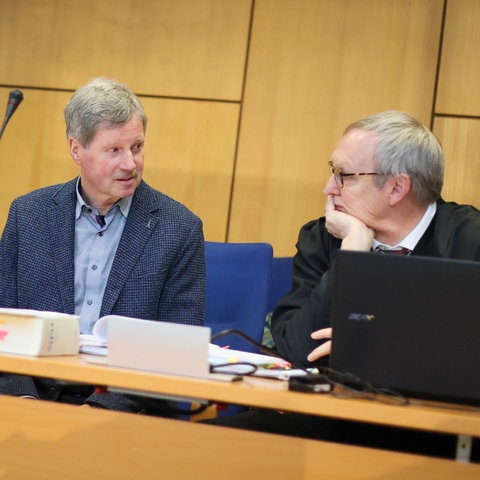 Klemens Olbrich, ehemaliger Bürgermeister von Neukirchen, sitzt im Gerichtssaal.