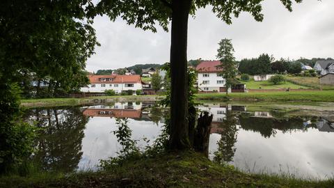 Der Löschteich in Neukirchen, in dem drei Geschwisterkinder ertrunken sind.