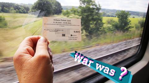 Foto: Blick aus dem Fenster eines Zuges mit einer Hand im Bildzentrum, die ein 9-Euro-Ticket hält. Auf dem Bild eine kleine, farbige Grafik mit dem Schriftzug "war was?".