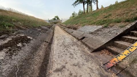 Die trocken gefallene Nidda zwischen der Stadt Schotten und dem Zulauf des Baches in den Niddastausee