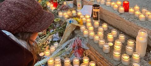 An der Westend-Synagoge in Frankfurt zünden Teilnehmer der Demonstration "Nie wieder ist jetzt" Kerzen an.