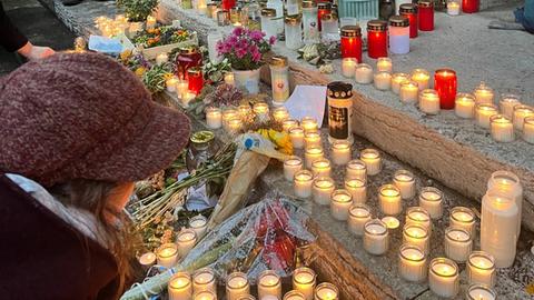 An der Westend-Synagoge in Frankfurt zünden Teilnehmer der Demonstration "Nie wieder ist jetzt" Kerzen an.