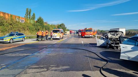 Polizei, Feuerwehr und ausgebrannter Pkw