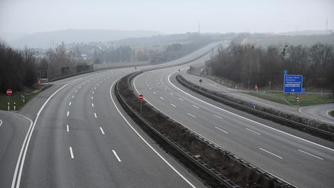 Die Autobahn A7 bei Niestetal, in deren Nähe nun ein Schlachtfeld aus dem Siebenjährigen Krieg untersucht wird.