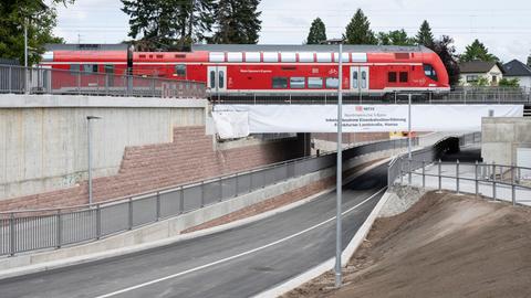 Als Vorbereitung für das Großprojekt Nordmainische S-Bahn wurde bereits bis 2023 eine neue Eisenbahnüberführung in Hanau gebaut. 