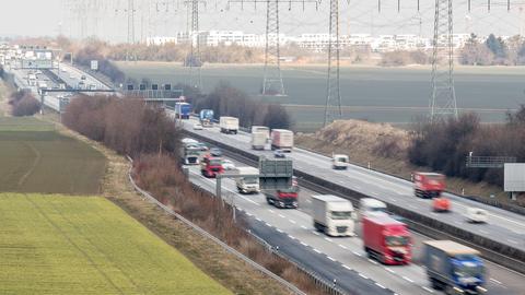 Foto einer Autobahn mit fahrenden Autos uns LKWs aus der Vogelperspektive.