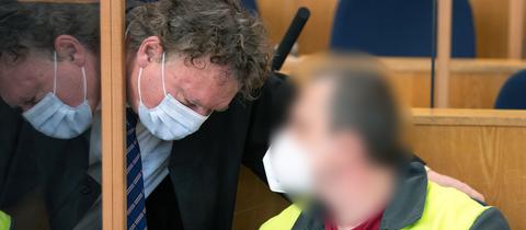 Der Angeklagte Alexander Horst M. unterhält sich mit seinem Anwalt