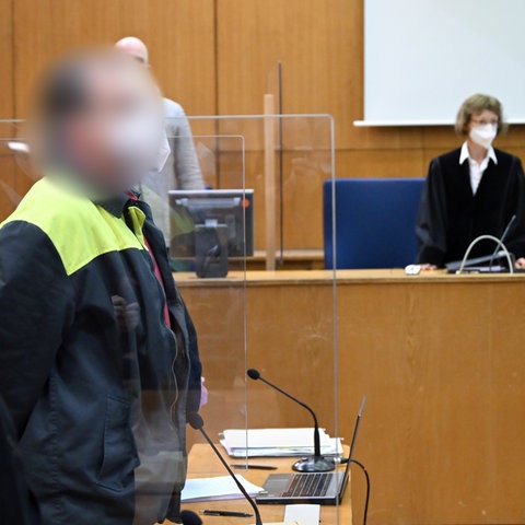 Der Angeklagte am Mittwoch vor dem Frankfurter Landgericht. 