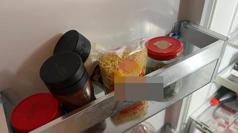 Dinge in Kühlschranktürm, unter anderem Cola, Mayo und eine Packung ungekochter Nudeln
