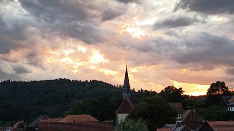 Der Abendhimmel über dem Schlitzerland - schön wie ein Gemälde - Sonne - Wolken - dunkle Häuserfassaden