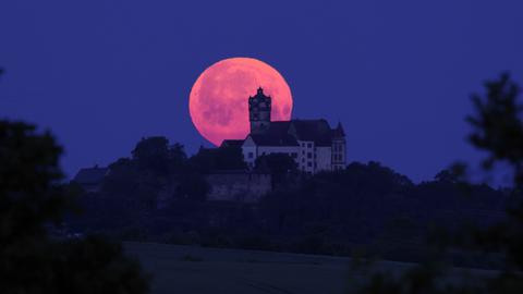 Vollmond über der Ronneburg (Main-Kinzig)