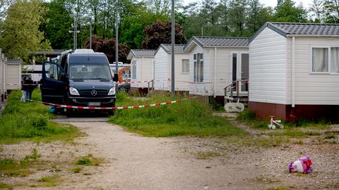 Der abgesperrte Tatort an der Flüchtlingsunterkunft in Oberursel.
