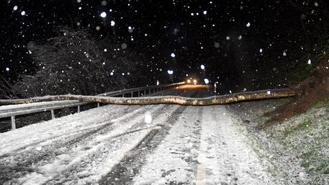 Auf der L3098 zwischen Reichenbach und Beedenkirchen im Odenwald blockiert ein umgestürzter Baum die schneebedeckte Fahrbahn.