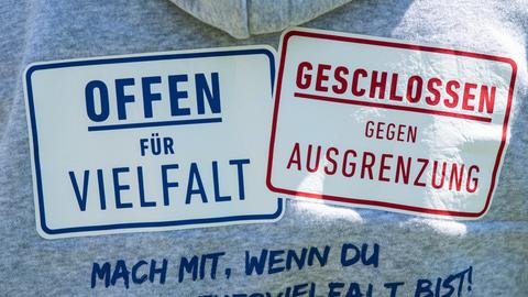 «Offen für Vielfalt» und «Geschlossen gegen Ausgrenzung» steht auf dem T-Shirt eines Schülers bei einem Gedenken an den ermordeten Kasseler Regierungspräsidenten Walter Lübcke. 