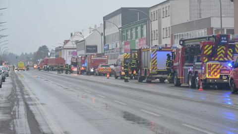 Zahlreiche Feuerwehrfahrzeuge an einer Straße
