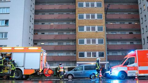 Die Feuerwehr im Einsatz an dem Haus in Offenbach.