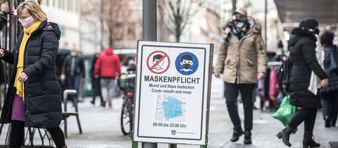 Ein Schild in der Offenbacher Innenstadt weist auf die Maskenpflicht hin.