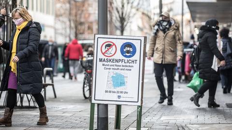 Ein Schild in der Offenbacher Innenstadt weist auf die Maskenpflicht hin.