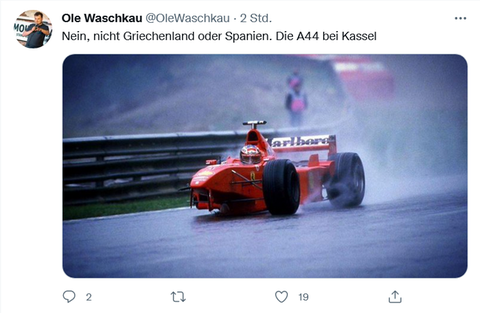 Twitter-Foto A44 bei Kassel, darauf Michael Schumacher im Ferrari