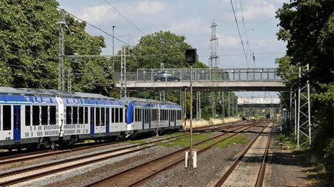 Brücke über S-Bahn-Schienen