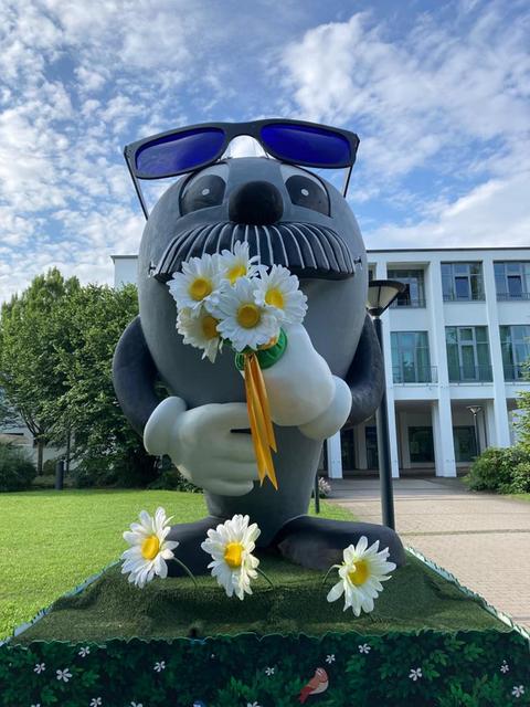 Onkel Otto mit Blumen vorm Frankfurter hr-Funkhaus