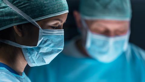 Ein medizinisches Team bei einer Operation.