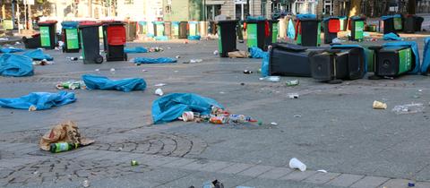 Umgekippte Mülltonnen am Frankfurter Opernplatz.