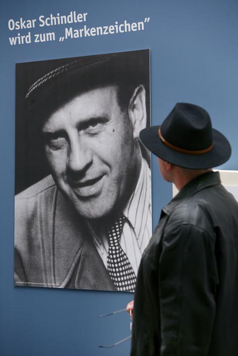 Ein Besucher der Ausstellung "Vater Courage Oskar Schindler - unerkannt in Frankfurt" betrachtet im Museum Judengasse in Frankfurt ein Porträt von Schindler (Foto vom 23.04.2008). 