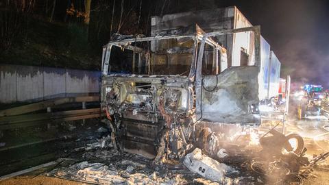 Der Lkw fing auf der A7 in Richtung Fulda zwischen dem Kirchheimer und Hattenbacher Dreieck Feuer. 