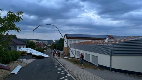 Im Bad Hersfelder Stadtteil Sorga deckte der Sturm das Dach einer Grundschule ab.