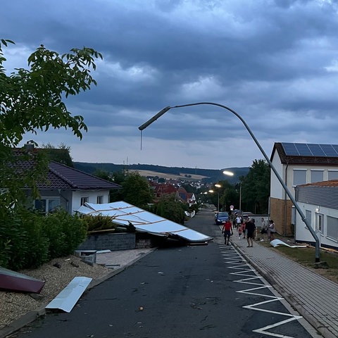 Im Bad Hersfelder Stadtteil Sorga deckte der Sturm das Dach einer Grundschule ab.