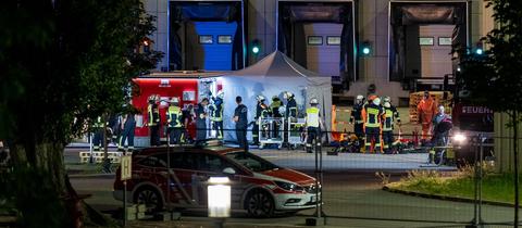 Einsatzkräfte beim Brand in der Papierfabrik im Wiesbadener Stadtteil Mainz-Kostheim. 