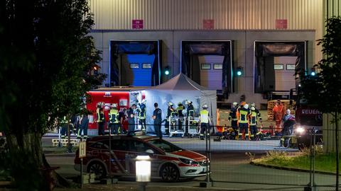 Einsatzkräfte beim Brand in der Papierfabrik im Wiesbadener Stadtteil Mainz-Kostheim. 