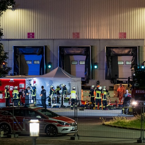 Einsatzkräfte beim Brand in der Papierfabrik im Wiesbadener Stadtteil Mainz-Kostheim. 