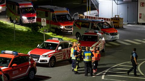 Einsatzfahrzeuge vor Fabrikgelände