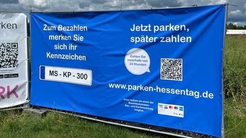 Ein Banner mit der Aufschrift: "Zum Bezahlen merken Sie sich ihr Kennzeichen. Jetzt parken, später zahlen." 