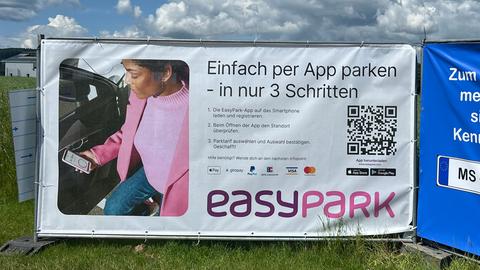 Ein Werbebanner für die App "Easypark", auf dem das Parken per App erklärt wird.