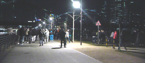 Menschenmenge im Frankfurter Hafenpark