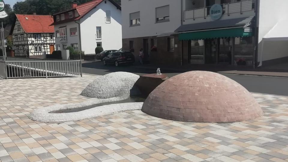 Darum Steht Plotzlich Ein Penis Brunnen Im Spessart Hessenschau De Panorama Darum Steht Plotzlich Ein Penis Brunnen Im Spessart Hessenschau De Panorama