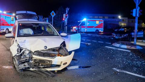 Ein Autowrack an einer Kreuzung in Petersberg (Fulda)