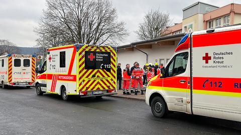 Rettungswagen stehen vor der Gesamtschule Niederaula.