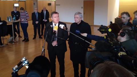 Pressekonferenz mit OB Kaminsky (l.) und Ministerpräsident Bouffier