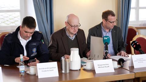 Blick in Raum der Pressekonferenz: Menschen an Tischen