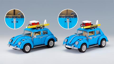 Zwei kleine Spielzeugautos nebeneinander fotografiert.